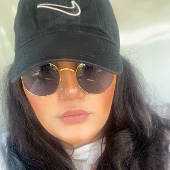 Meet your Posher, Felicia - Picture 1 of 2